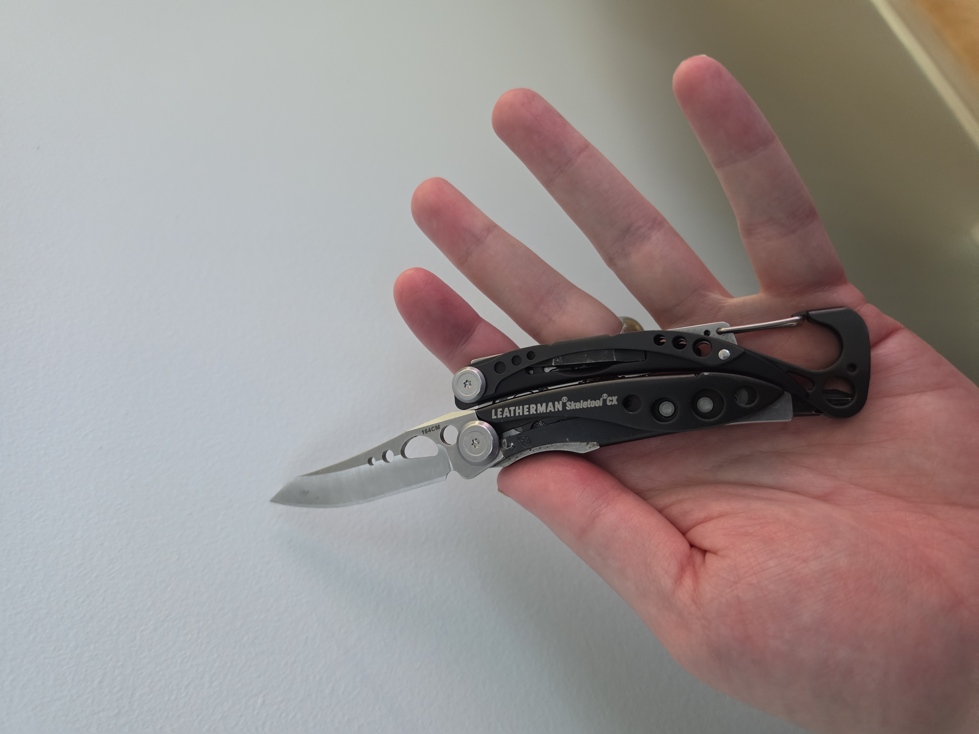 Leatherman Skeletool CX � closed, clipped
